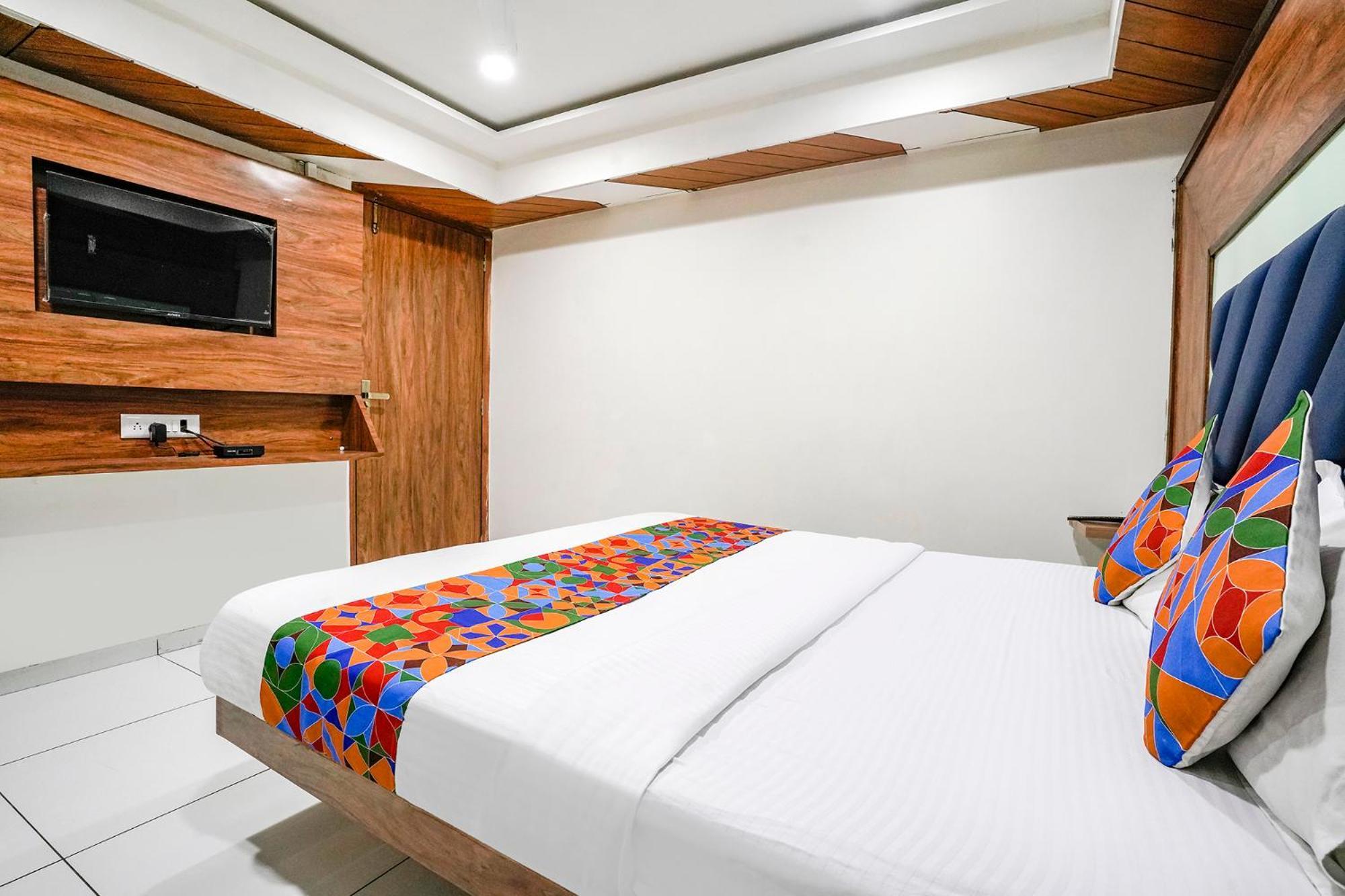 Fabexpress Royal Bird Hotel Ahmedabad Exterior photo